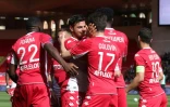 L'attaquant allemand de Monaco Kevin Volland (c), félicité par ses coéquipiers après avoir marqué le 2e but à domicile face à Troyes, lors de la 31e journée de Ligue 1, le 10 avril 2022 au Stade Louis II