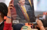 Une partisane du candidat à la présidentielle équatoriene Andrés Arauz brandit un portrait de l'ancien président Rafael Correa, le 4 février 2021 à Quito