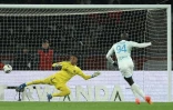 Le Havrais Abdoulaye Touré (d) marque sur penalty face au gardien du PSG Keylor Navas, le 27 avril 2024 au Parc des Princes