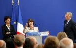 La présidente de la CNCDH (Commission nationale consultative des droits de l'Homme) Christine Lazerges, entre Najat Vallaud-Belkacem et Jean-Marc Ayrault lors de l'installation de la Commission le 24 septembre 2012 à Matignon à Paris