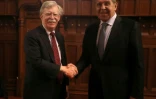 John Bolton, conseiller de Donald Trump à la Sécurité nationale, serre la main du ministre russe des Affaires étrangères, Sergei Lavrov, le 22 octobre 2018 à Moscou.