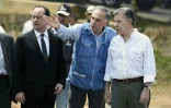 Le président François Hollande, le chef de la mission de l'Onu, le Français Jean Arnault,  et le président colombien Juan Manuel Santos, en visite dans un camp de désarmement des Farc, le 24 janvier 2017 à Caldono en Colombie 