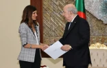 Photo prise sur la page Facebook de la présidence algérienne montrant le président algérien, Abdelmadjid Tebboune (D), serrer la main à la ministre française déléguée aux Armées, Alice Rufo, à Alger, le 9 mai 2026