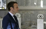 Emmanuel Macron, candidat du mouvement En Marche! à la présidentielle, passe devant des tombes de juifs algériens, au cimentière européen de Bologhine, le 14 février 2017 à Alger