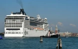 Le bateau de croisière MSC Magnifica à l'arrêt devant la place Saint Marc à Venise après qu'un autre paquebot, le MSC Opera (qui ne figure pas sur la photo) a heurté le bateau touristique River Countess (qui ne figure pas sur la photo) après avoir perdu le contrôle en voulait amarrer, le 2 juin 2019
