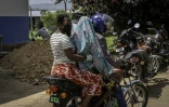 Une jeune femme (2e g) suspectée d'être atteinte du virus Ebola, arrive à l'hôpital de Rwampara, dans le nord-est de la RDC, le 26 mai 2026