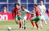 L'attaquant des Bleus Désiré Doué mobilise le tandem Achraf Hakimi-Ayyoub Bouaddi pour le contrer lors du quart de finale du Mondial remporté par la France face au Maroc, le 9 juillet 2026 à Foxboro