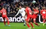 L'attaquant serbe Nemanja Radonjic (c) marque le but de la victoire marseillaise contre Brest, le 29 novembre 2019 au stade Vélodrome 