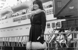 La chanteuse Juliette Greco s'apprête à embarquer sur le "France" au Havre, le 3 février 1962