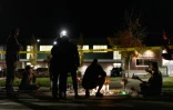 Des personnes devant un mémorial improvisé aux abords de l’école primaire Silver Rail, après une fusillade à Bend, le 15 octobre 2026 dans l'Oregon