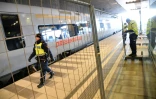 Mise en place d'une barrière le 3 janvier 2015 à la gare Hyllie à Malmo en Suède