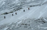Des randonneurs sur le glacier de la Selle dans le massif des Ecrins à Saint-Christophe-en-Oisans, en Isère, le 9 juillet 2025 
