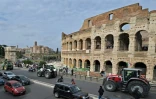 Des agriculteurs à bord de leurs tracteurs devant le Colisée, le 9 février 2024 à Rome
