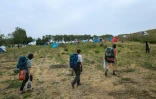 Des militants arrivent à un campement "ZAD" (Zone à défendre) mis en place pour protester contre le projet d'autoroute A69 entre Toulouse et Castres, près de Puylaurens, le 7 juin 2024 dans le Tarn