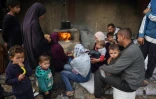 Des déplacés palestiniens dans leur abri à Deir el-Balah, dans le centre de la bande de Gaza, le 16 janvier 2025