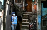 Un employé de Favela Brasil Xpress livre un colis à livrer dans la favela Paraisopolis, le 1er décembre 2021 à Sao Paulo