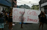 Des habitants d'une favela brandissent une pancarte qualifiant d'"Assassin terroriste" le gouverneur de l'Etat de Rio, Claudio Castro, le 29 octobre 2025