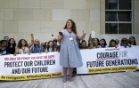 Manifestation d'ONG environnementales devant l'entrée du Palais des Nations à Genève pour encourager les délégués à prendre des décisions fortes sur le traité de lutte contre la pollution plastique, avant une réunion plénière le 13 aout 2025
