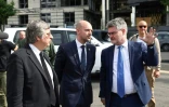 Le ministre français des Affaires étrangères, Jean-Noël Barrot (c), observe les dégâts près d'une station de métro suite à une attaque russe, le 21 juillet 2025 à Kiev, en Ukraine