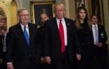 Mitch McConnell, Donald Trump et son épouse Melania, le 10 novembre 2016 à Washington