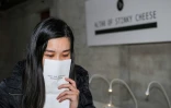 Une visiteuse du "Musée de la nourriture dégoûtante" avec un sac à vomi, à Malmö en Suède le 7 novembre 2018
