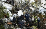 Les secours le 29 novembre 2016 au milieu de la carcasse de l'avion qui s'est écrasé la veille à Cerro Gorde en Colombie