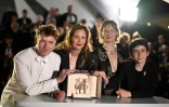 Justine Triet (2e. à g.) et l'équipe du film "Anatomie d'une chute", à Cannes, le 27 mai 2023