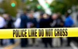 Trois personnes sont mortes et onze autres ont été blessées lorsque plusieurs tireurs ont ouvert le feu en soirée sur la foule dans une rue bondée de Philadelphie