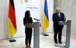 La cheffe de la diplomatie allemande Annalena Baerbock (G) lors d'une conférence de presse commune avec son homologue ukrainien Andrii Sybiga (D) à Kiev le 4 novembre 2024