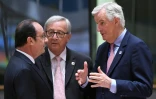 Le négociateur en chef de l'UE pour le Brexit, Michel Barnier (d), le président de la Commission européenne Jean-Claude Juncker (c) et le président français François Hollande, le 29 avril 2017 à Bruxelles