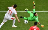 Le gardien de but du Costa Rica Keylor Navas face à l'attaquant serbe Filip Kostic (g) au Mondial, le 17 juin 2018 à Samara  