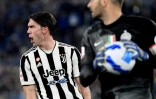 L'attaquant serbe de la Juventus Dusan Vlahovic (g) face au gardien Slovène de l'Inter Samir Handanovic en finale de la Coupe d'Italie, le 11 mai 2022 à Rome 
