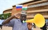 Un partisan des militaires qui ont pris le pouvoir au Niger, coiffé d'un chapeau orné des drapeaux russe et nigérian, manifeste à Niamey le 6 août 2023
