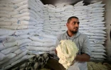 Un Palestinien travaille dans une boulangerie à Deir el-Balah, dans le centre de la bande de Gaza, après qu’Israël a autorisé l’entrée limitée de camions chargés d'aide humanitaire, le 22 mai 2025 