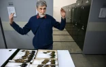Gary Stiles, ornithologue et conservateur de l'Institut des sciences naturelles, montre des espèces embaumées au laboratoire de recherche scientifique de l'Université nationale de Bogota, le 23 février 2024 en Colombie