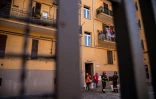 Des habitants quittent leurs maisons de la rue Fillak, dans la "zone rouge" situéée sous les restes du Pont Morandi, à Gênes (Ligurie), le 16 août 2018