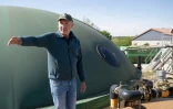 L'agriculteur Gerhard Geywitz dans sa ferme à Bermaringen, dans le Bade-Wurtemberg, le 29 avril 2026