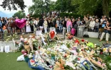 Rassemblement et dépôts de fleurs en hommage aux victimes d'une attaque au couteau à Annecy, le 9 juin 2023 dans les "Jardins de l'Europe" de la ville, dans les Alpes françaises
