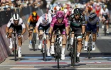 Peter Sagan (d), 2e, aux côtés du vainqueur Arnaud Démare (c), de la 7e étape du Tour d'Italie, entre Matera et Brindisi, le 9 octobre 2020