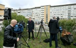 Des journalistes installent leurs caméras devant l'hôpital Gemelli de Rome, où le pape François a été hospitalisé le 14 février 2025 pour une bronchite