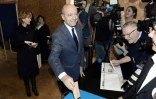 Le candidat Alain Juppé vote au 1er tour de la primaire de la droite, le 20 novembre 2016 à Bordeaux