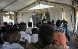 Des élèves assistent à un cours dans une école primaire d'un camp de personnes déplacées en partenariat avec l'Unicef, près de Port-Soudan, le 26 avril 2026 au Soudan