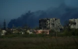 De la fumée s'élève du complexe métallurgique d'Azovstal, le 29 avril 2022 à Marioupol, en Ukraine