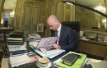 Le ministre de l'Education nationale Jean-Michel Blanquer étudie un dossier sur le Baccalauréat dans son bureau à Paris, le 18 janvier 2018