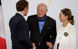 Le président Emmanuel Macron (gauche) salue le philosophe et sociologue Edgar Morin et son épouse Sabah Abouessalam, lors d'une cérémonie à l'Elysée pour fêter les 100 ans de l'intellectuel français, le 8 juillet 2021