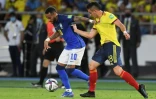 Le Brésilien Neymar et le Colombien Rafael Santos Borre lors de la rencontre de qualifications au mondial-2022 entre le Brésil et la Colombie le 10 octobre 2021 à Barranquilla (Colombie)