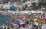 Des vacanciers sur la plage de Nice, le long de la Promenade des Anglais, le 15 août 2021