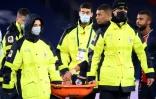 Le Brésilien Neymar, durement taclé à une cheville, est sorti sur une civiÚre en toute fin de rencontre face à Lyon, au Parc des Princes, le 13 décembre 2020