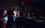 Photo fournie le 22 juin 2018 par l'ONG Lifeline montrant le sauvetage de migrants par un porte-conteneurs de l'armateur danois Maersk. AFP PHOTO / Mission Lifeline e. V. / Danilo Campailla
