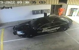 Capture vidéo publiée par le Comté de Lauderdale montre Casey White, un détenu du centre de détention de Lauderdale s'échappant avec l'aide de Vicky White, directrice adjointe des services correctionnels de l'Alabama, le 29 avril 2022